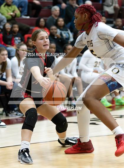 Thumbnail 2 in O'Fallon vs. Alton (IHSA 4A Sectional Semifinal) photogallery.