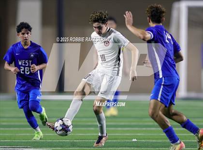 Thumbnail 2 in Plano West vs. Coppell (UIL 6A Division 1 Regional Final Playoff) photogallery.