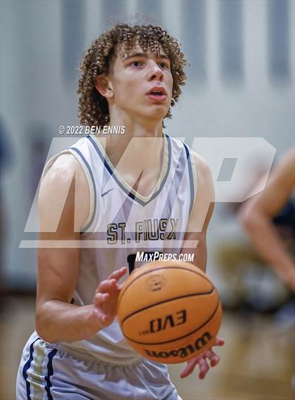 Thumbnail 3 in St. Pius X Catholic vs Lowndes (Lemon Street Classic) photogallery.