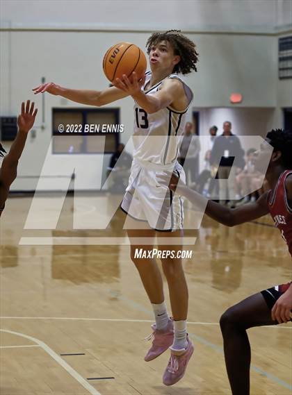 Thumbnail 2 in St. Pius X Catholic vs Lowndes (Lemon Street Classic) photogallery.
