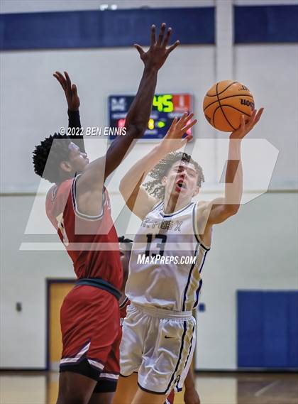Thumbnail 2 in St. Pius X Catholic vs Lowndes (Lemon Street Classic) photogallery.