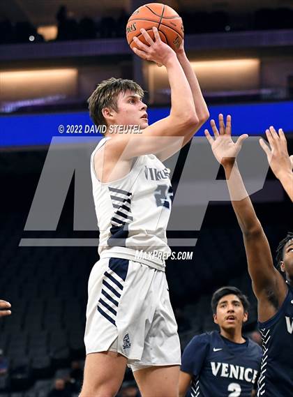Thumbnail 3 in Venice vs. Pleasant Valley (CIF State D3 Final) photogallery.