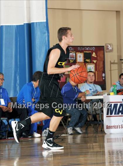 Thumbnail 3 in Central vs. Capistrano Valley (MaxPreps Holiday Classic) photogallery.