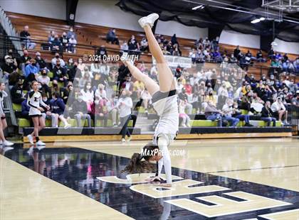 Thumbnail 2 in Liberty vs. Lee's Summit (MSHSAA Class 6 Quarterfinal) photogallery.