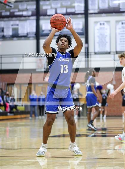 Thumbnail 2 in Liberty vs. Lee's Summit (MSHSAA Class 6 Quarterfinal) photogallery.