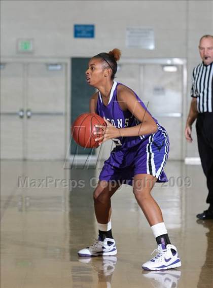 Thumbnail 2 in St. Mary's vs. Sacramento (West Coast Jamboree) photogallery.