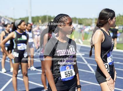 Thumbnail 2 in Bob Hayes Invitational (800m) photogallery.