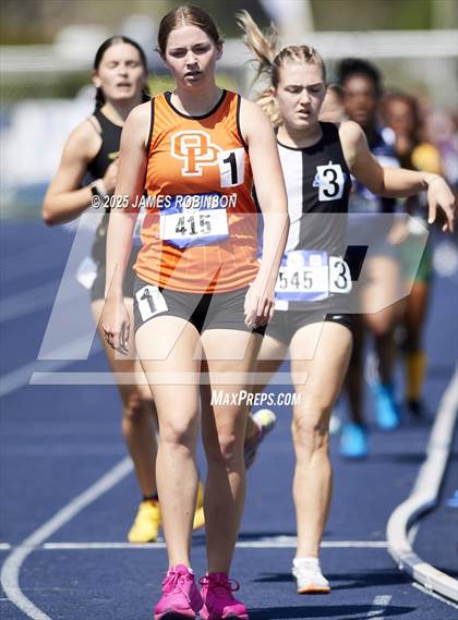 Thumbnail 1 in Bob Hayes Invitational (800m) photogallery.