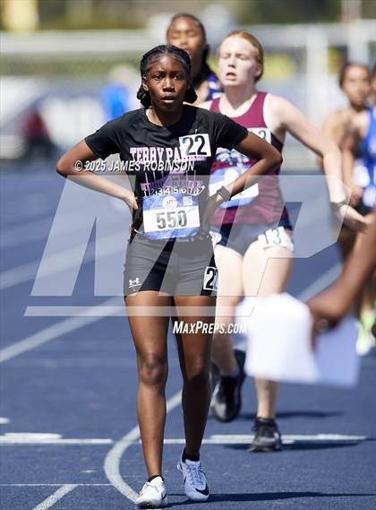 Thumbnail 2 in Bob Hayes Invitational (800m) photogallery.