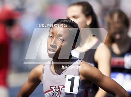 Thumbnail 2 in Bob Hayes Invitational (800m) photogallery.
