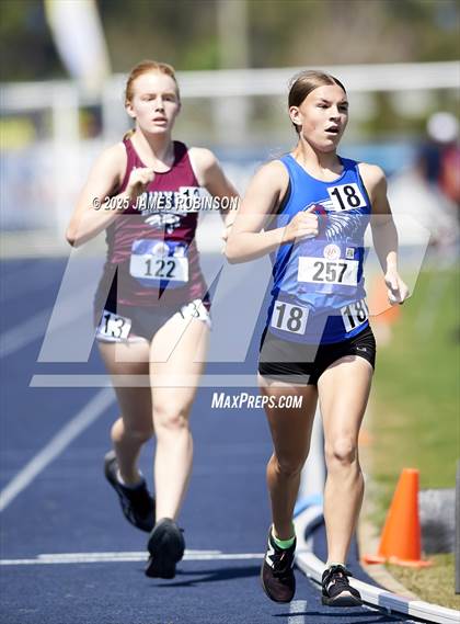 Thumbnail 2 in Bob Hayes Invitational (800m) photogallery.
