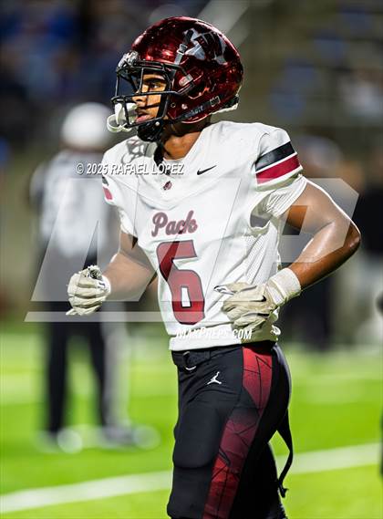 Thumbnail 1 in Weiss vs. Barbers Hill (UIL 5A D1 Football Regional) photogallery.