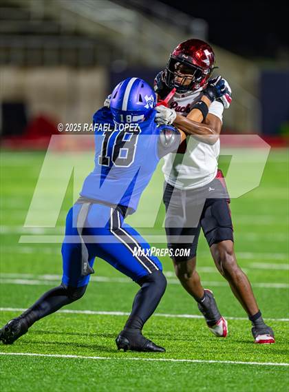 Thumbnail 3 in Weiss vs. Barbers Hill (UIL 5A D1 Football Regional) photogallery.