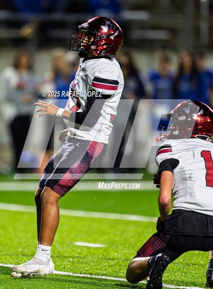 Thumbnail 2 in Weiss vs. Barbers Hill (UIL 5A D1 Football Regional) photogallery.