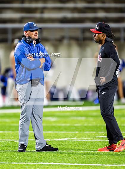 Thumbnail 2 in Weiss vs. Barbers Hill (UIL 5A D1 Football Regional) photogallery.