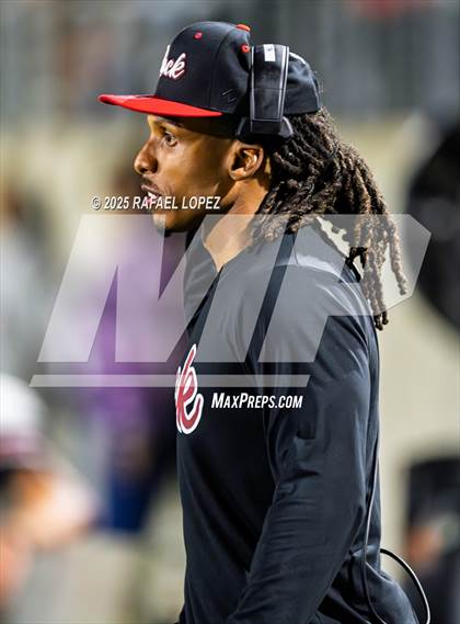 Thumbnail 1 in Weiss vs. Barbers Hill (UIL 5A D1 Football Regional) photogallery.