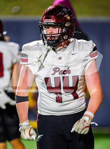 Thumbnail 3 in Weiss vs. Barbers Hill (UIL 5A D1 Football Regional) photogallery.