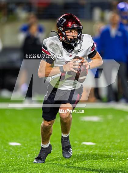 Thumbnail 2 in Weiss vs. Barbers Hill (UIL 5A D1 Football Regional) photogallery.