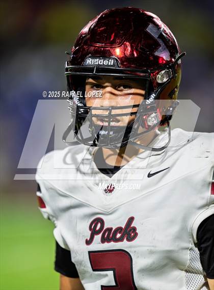 Thumbnail 2 in Weiss vs. Barbers Hill (UIL 5A D1 Football Regional) photogallery.