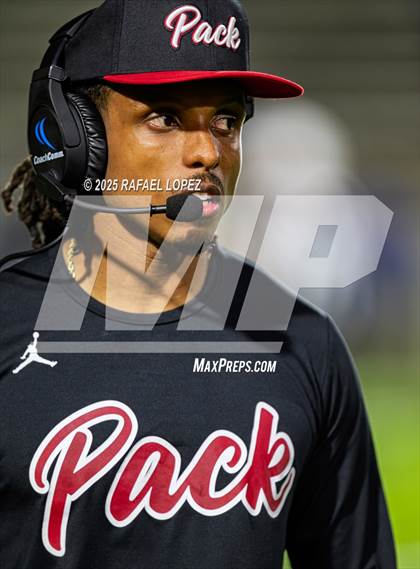 Thumbnail 2 in Weiss vs. Barbers Hill (UIL 5A D1 Football Regional) photogallery.