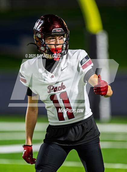 Thumbnail 3 in Weiss vs. Barbers Hill (UIL 5A D1 Football Regional) photogallery.