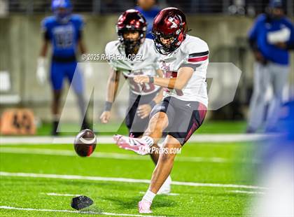 Thumbnail 1 in Weiss vs. Barbers Hill (UIL 5A D1 Football Regional) photogallery.