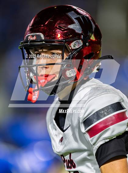 Thumbnail 2 in Weiss vs. Barbers Hill (UIL 5A D1 Football Regional) photogallery.