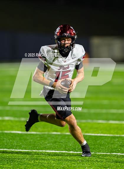Thumbnail 2 in Weiss vs. Barbers Hill (UIL 5A D1 Football Regional) photogallery.