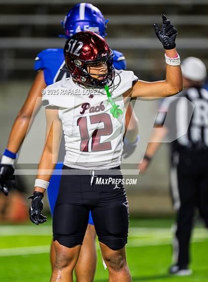 Thumbnail 2 in Weiss vs. Barbers Hill (UIL 5A D1 Football Regional) photogallery.
