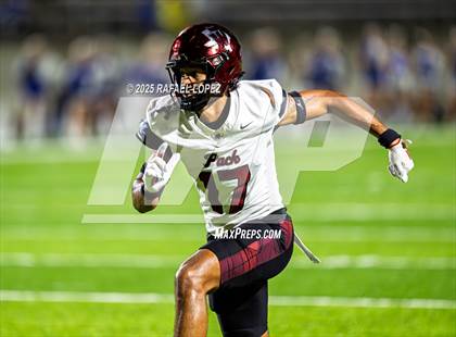 Thumbnail 1 in Weiss vs. Barbers Hill (UIL 5A D1 Football Regional) photogallery.