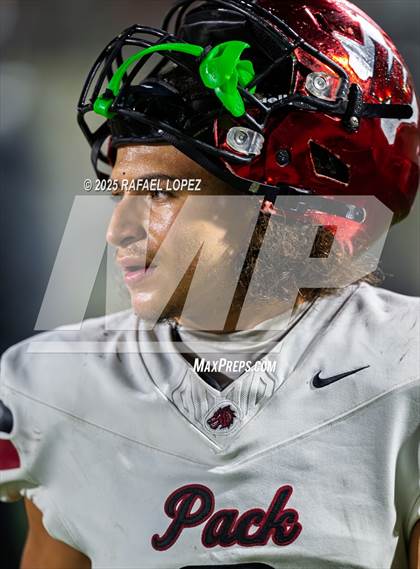 Thumbnail 1 in Weiss vs. Barbers Hill (UIL 5A D1 Football Regional) photogallery.