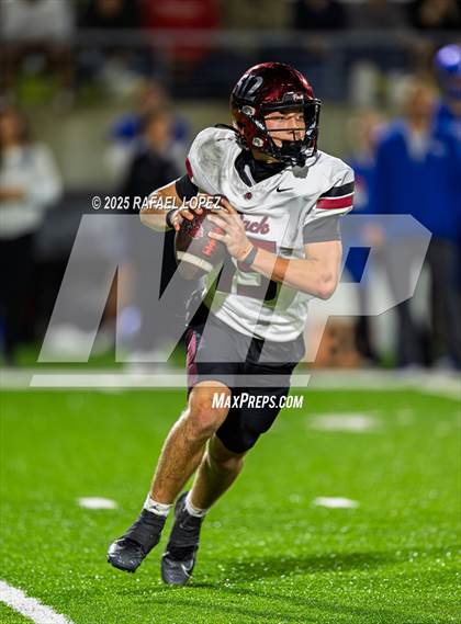 Thumbnail 3 in Weiss vs. Barbers Hill (UIL 5A D1 Football Regional) photogallery.