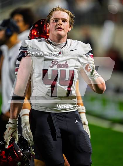 Thumbnail 1 in Weiss vs. Barbers Hill (UIL 5A D1 Football Regional) photogallery.