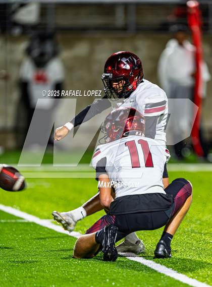 Thumbnail 2 in Weiss vs. Barbers Hill (UIL 5A D1 Football Regional) photogallery.