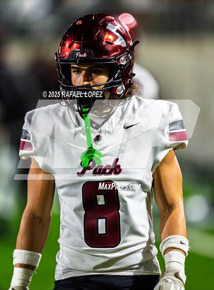 Thumbnail 3 in Weiss vs. Barbers Hill (UIL 5A D1 Football Regional) photogallery.