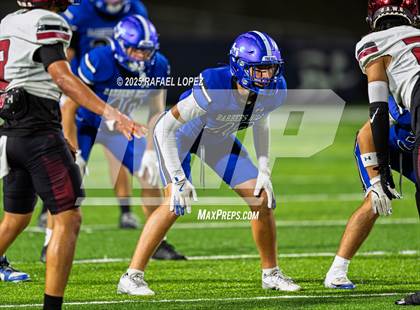 Thumbnail 2 in Weiss vs. Barbers Hill (UIL 5A D1 Football Regional) photogallery.
