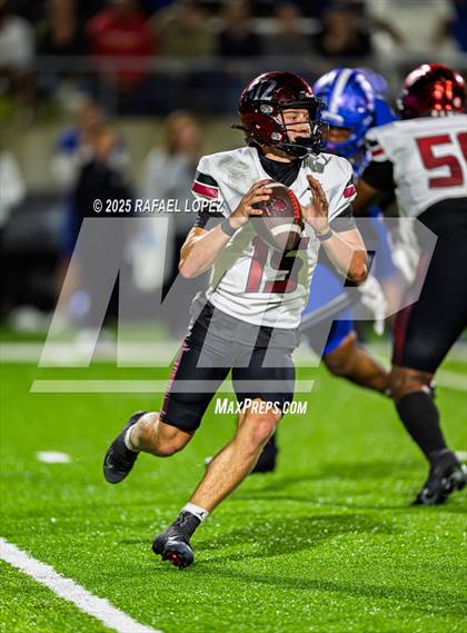 Thumbnail 1 in Weiss vs. Barbers Hill (UIL 5A D1 Football Regional) photogallery.
