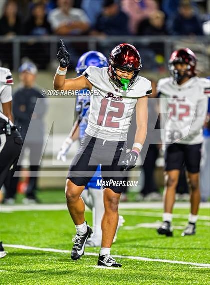 Thumbnail 2 in Weiss vs. Barbers Hill (UIL 5A D1 Football Regional) photogallery.