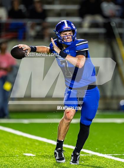 Thumbnail 3 in Weiss vs. Barbers Hill (UIL 5A D1 Football Regional) photogallery.