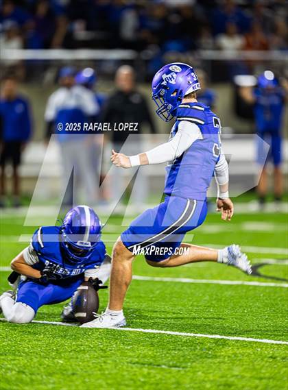 Thumbnail 2 in Weiss vs. Barbers Hill (UIL 5A D1 Football Regional) photogallery.