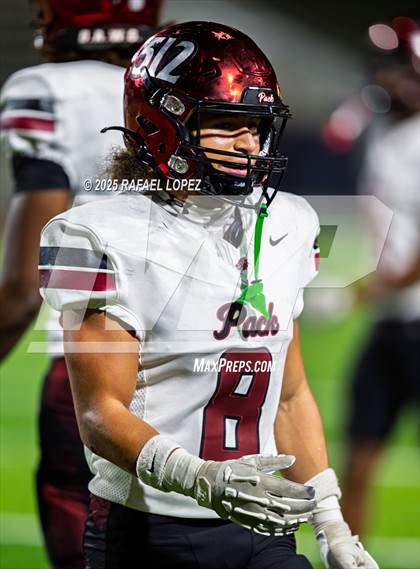 Thumbnail 3 in Weiss vs. Barbers Hill (UIL 5A D1 Football Regional) photogallery.