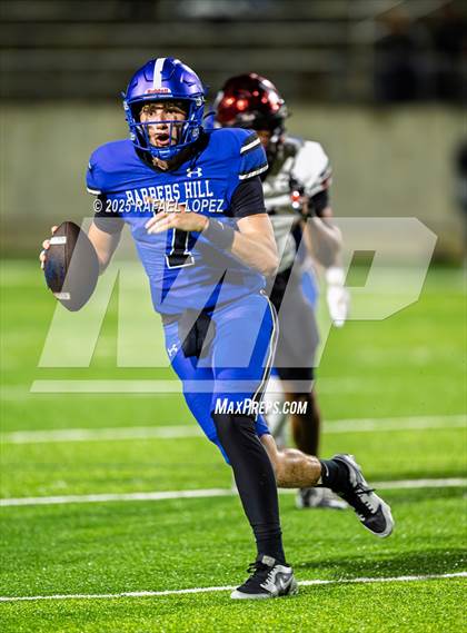 Thumbnail 2 in Weiss vs. Barbers Hill (UIL 5A D1 Football Regional) photogallery.