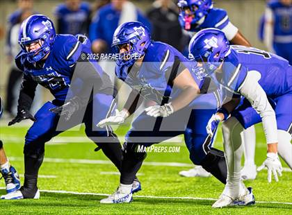 Thumbnail 3 in Weiss vs. Barbers Hill (UIL 5A D1 Football Regional) photogallery.