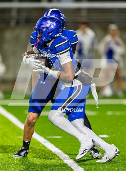 Thumbnail 2 in Weiss vs. Barbers Hill (UIL 5A D1 Football Regional) photogallery.