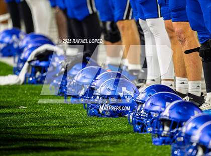 Thumbnail 2 in Weiss vs. Barbers Hill (UIL 5A D1 Football Regional) photogallery.