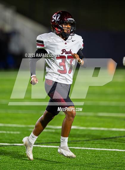 Thumbnail 3 in Weiss vs. Barbers Hill (UIL 5A D1 Football Regional) photogallery.