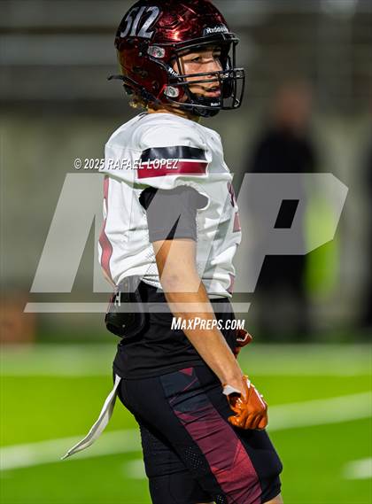 Thumbnail 3 in Weiss vs. Barbers Hill (UIL 5A D1 Football Regional) photogallery.