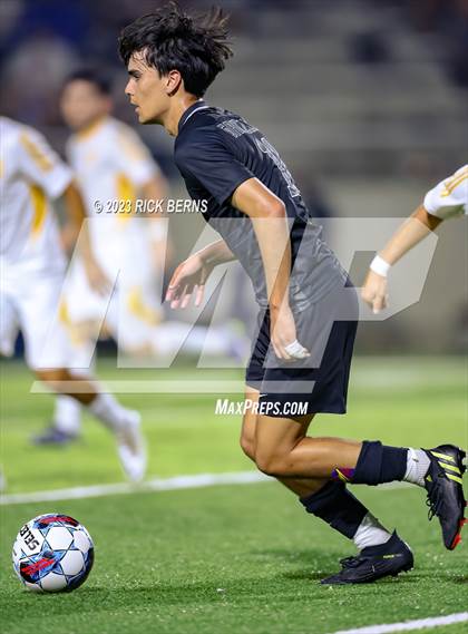 Thumbnail 2 in Grand Oaks vs Eisenhower (UIL6A RegionII Bi-district playoffs) photogallery.