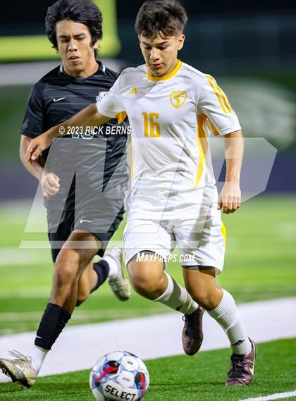 Thumbnail 2 in Grand Oaks vs Eisenhower (UIL6A RegionII Bi-district playoffs) photogallery.