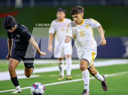 Thumbnail 3 in Grand Oaks vs Eisenhower (UIL6A RegionII Bi-district playoffs) photogallery.
